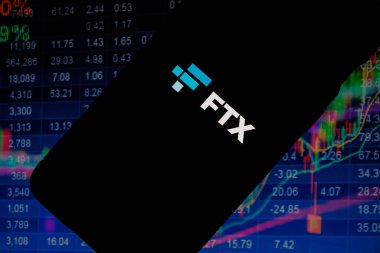 Stok arka planında FTX şirket logosu. FTX Ticaret Ltd., daha çok bilinen adıyla FTX eskiden bir kripto döviz kurunu işleten iflas etmiş bir şirket. Yüksek kalite fotoğraf