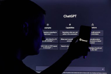 Kaunas, Lithunaia - 5 Şubat 2022: ChatGPT logosu olan akıllı telefonu tutan adam silueti. ChatGPT, OpenAI tarafından yapılan yapay zeka sohbet robotudur.. 