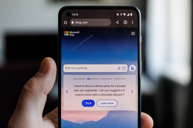  Kaunas, Litvanya - 14 Şubat 2023: akıllı telefondan yeni Bing sohbet robotunun yakın çekimi. Microsoft Bing, Microsoft tarafından piyasaya sürülen yeni AI CHAT botu.