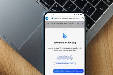 Kaunas, Litvanya - 28 Şubat 2023: Microsoft Bing yeni AI sohbet robotu yeni Edge tarayıcısında akıllı telefonda. Yüksek kalite fotoğraf