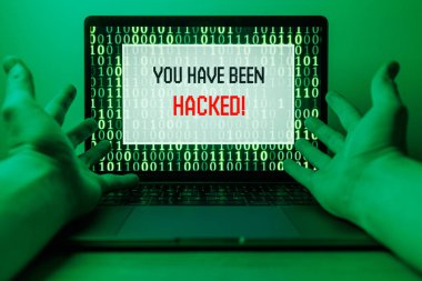 Bilgisayar korsanları saldırıyor. Bilgisayardaki uyarı metni hacklendi. Yüksek kalite fotoğraf