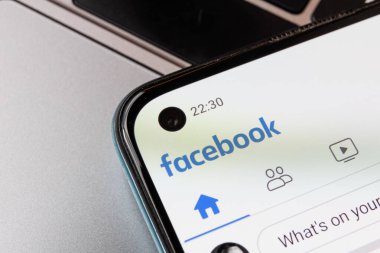 Vilnius, Litvanya - 23 Şubat 2023: Facebook akıllı telefon uygulaması. Telefondaki Facebook logosu. Yüksek kalite fotoğraf