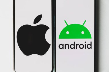 Android ve Apple Iphone akıllı telefonlar. IOS 'a karşı Android işletim sistemleri. Yüksek kalite fotoğraf