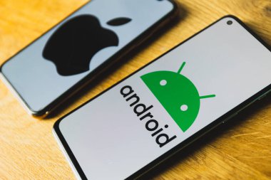 Android ve Apple Iphone akıllı telefonlar. IOS 'a karşı Android işletim sistemleri. Yüksek kalite fotoğraf