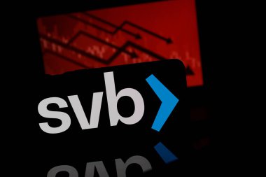 Kaunas, Litvanya - 11 Mart 2023: Kırmızı arka planda Silikon Vadisi Bankası logosu. Silikon Vadisi Bankası çökmüş. Banka iflas etti. Yüksek kalite fotoğraf