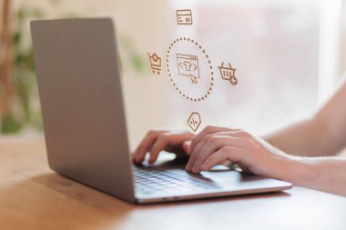 E-ticaret online alışveriş konsepti olan dizüstü bilgisayar kullanan bir adam. Yüksek kalite fotoğraf