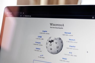 Kaunas, Litvanya - 12 Mart 2023: Wikipedia web sitesi PC ekranda. Bedava internet ansiklopedisi. Yüksek kalite fotoğraf