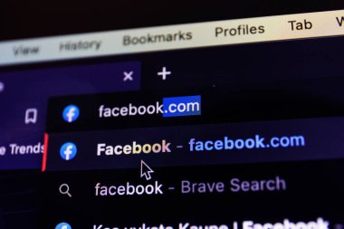 Kaunas, Litvanya - 12 Mart 2023: Facebook internet sitesi PC ekranda. Meta sosyal ağı. Yüksek kalite fotoğraf
