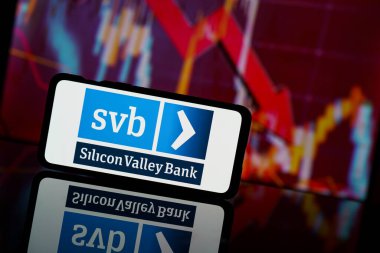Kaunas, Litvanya - 12 Mart 2023: Kırmızı arka planda Silikon Vadisi Bankası logosu. Silikon Vadisi Bankası çökmüş. Banka iflas etti. Yüksek kalite fotoğraf