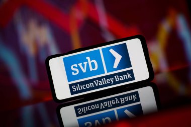 Kaunas, Litvanya - 12 Mart 2023: Kırmızı arka planda Silikon Vadisi Bankası logosu. Silikon Vadisi Bankası çökmüş. Banka iflas etti. Yüksek kalite fotoğraf