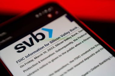 Kaunas, Litvanya - 12 Mart 2023: Kırmızı arka planda Silikon Vadisi Bankası logosu. Silikon Vadisi Bankası çökmüş. Banka iflas etti. Yüksek kalite fotoğraf