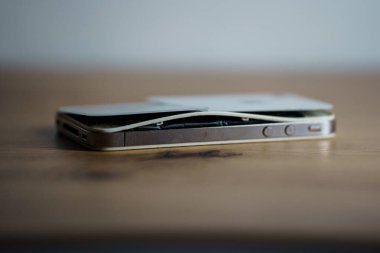 Kaunas, Litvanya - 2023 Marh 13: Lityum iyon bataryası patlamış Iphone. Li-ion şişmiş batarya. Yüksek kalite fotoğraf