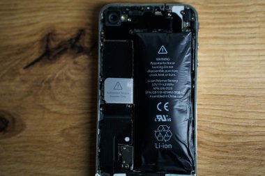 Kaunas, Litvanya - 2023 Marh 13: Lityum iyon bataryası patlamış Iphone. Li-ion şişmiş batarya. Yüksek kalite fotoğraf