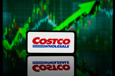 New York, Amerika Birleşik Devletleri - 10 Mart 2023: Borsada Costco toptan satış şirketi. Costco toptan satış finansal başarı ve kâr