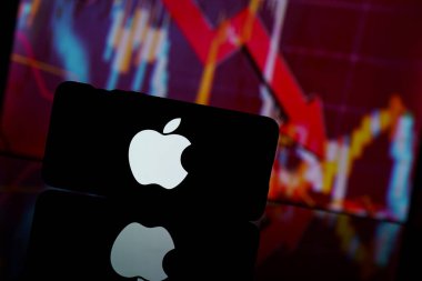 Paris, Fransa - 13 Mart 2023: Apple şirketinin hisseleri borsaya düştü. Apple şirketinin finansal krizi ve başarısızlığı. Ekonomi çöküyor