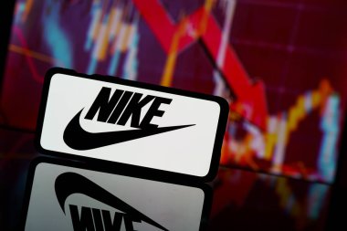Paris, Fransa - 13 Mart 2023: Nike şirket hisseleri borsaya düştü. Nike şirketinin mali krizi ve başarısızlığı. Ekonomi çöküyor