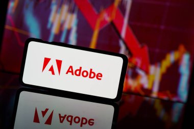 Paris, Fransa - 13 Mart 2023: Adobe şirket hisseleri borsaya düştü. Şirketin mali krizini ve başarısızlığını kabul et. Ekonomi çöküyor