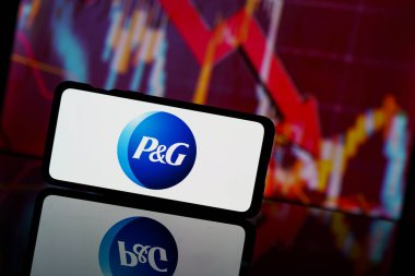 Paris, Fransa - 13 Mart 2023: P ve G şirket hisseleri borsaya düştü. Procter Gamble şirketinin mali krizi ve başarısızlığı. Ekonomi çöküyor