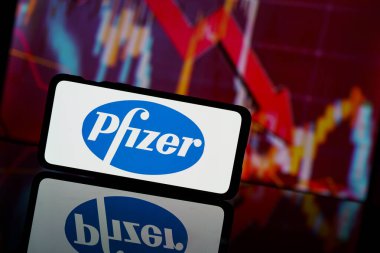 Paris, Fransa - 13 Mart 2023: Pfizer şirketinin hisseleri borsaya düştü. Pfizer Şirketi 'nin finansal krizi ve başarısızlığı. Ekonomi çöküyor