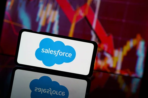 フランス 2023年3月13日 Salesforce社の株式は株式市場に上場します Salesforce企業の金融危機と失敗 経済崩壊 — ストック写真