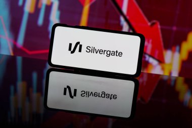 Kaunas, Litvanya - 13 Mart 2023: Silvergate Bank logosu kırmızı zemin. Banka battı. Banka iflas etti.