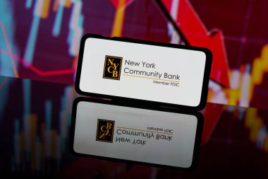 Kaunas, Litvanya - 13 Mart 2023: New York Halk Bankası logosu kırmızı arka planda. Banka battı. Banka iflas etti.