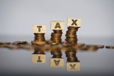 Tahta bloklara yığılmış paraların vergisi. Görsel vergi artışı kavramı. Yüksek kalite fotoğraf