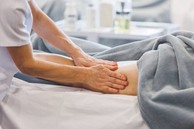 Masaj terapistinin profesyonel baldır ve bacak masajı. Vücut konseptine özen göstermek. Yüksek kalite fotoğraf