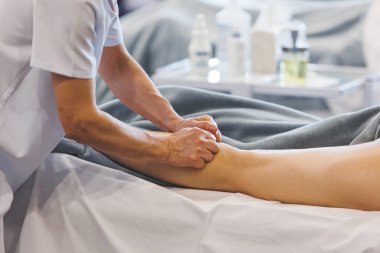 Masaj terapistinin profesyonel baldır ve bacak masajı. Vücut konseptine özen göstermek. Yüksek kalite fotoğraf