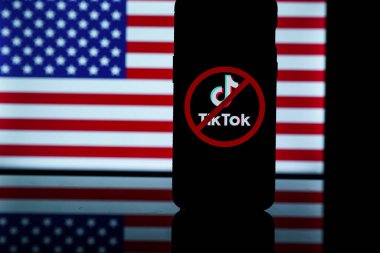 Kaunas, Litvanya - 25 Mart 2023: TikTok logosu ABD bayrağının arka planında yasaklanmış simge. Tik Tok 'a Yaptırım