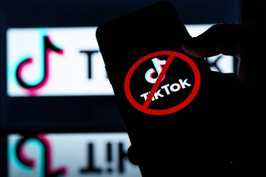 Kaunas, Litvanya - 24 Mart 2023: TikTok logosu ekranda yasaklı sembol ile. Tik Tok uygulaması için yaptırımlar. Yüksek kalite fotoğraf