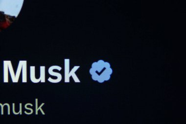 Kaunas, Litvanya - 27 Mart 2023: Elon Musk twitter hesabının yakın çekimi. Mavi onaylanmış simge kontrol işareti. Yüksek kalite fotoğraf