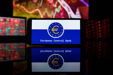 Kaunas, Litvanya - 27 Mart 2023: EuroZone 'daki ekonomik kriz. Avrupa Merkez Bankası logosu ekranda. ECB faiz oranlarını yükseltiyor. Yüksek kalite fotoğraf