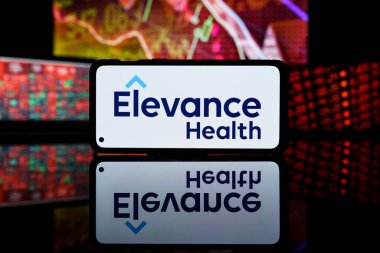 Paris, Fransa - 28 Mart 2023: Elevance sağlık şirketi hisseleri borsada düştü. Elevance sağlık şirketi mali kriz ve başarısızlık. 