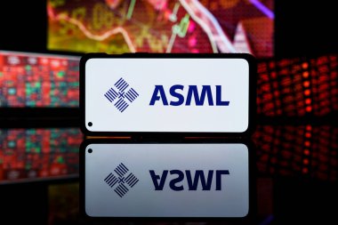 Paris, Fransa - 28 Mart 2023: ASML Holding hisse senetleri borsada düştü. ASML Holding şirketi mali kriz ve başarısızlık. 