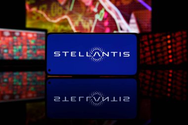 Paris, Fransa - 28 Mart 2023: Stellantis şirket hisseleri borsada düştü. Stellantis şirketinin mali krizi ve başarısızlığı. 