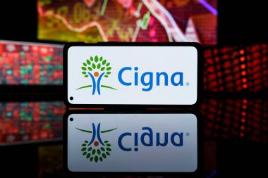 Paris, Fransa - 28 Mart 2023: Cigna şirket hisseleri borsada düştü. Cigna Şirketi mali kriz ve başarısızlık. 