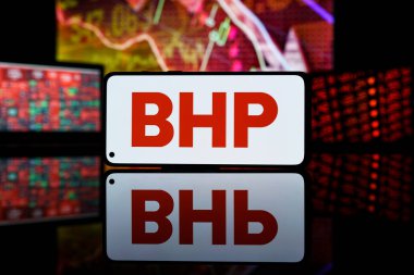 Paris, Fransa - 28 Mart 2023: BHP şirket hisseleri borsada düştü. BHP şirketinin mali krizi ve başarısızlığı. 