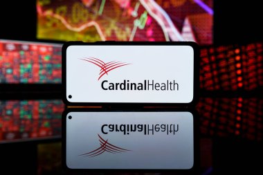 Paris, Fransa - 28 Mart 2023: Kardinal sağlık şirketi hisseleri borsada düştü. Ana sağlık şirketi mali kriz ve başarısızlık. 