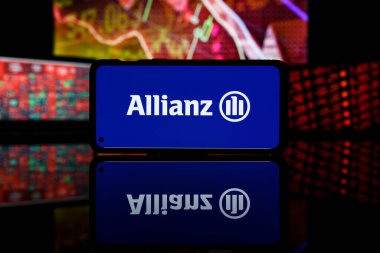 Paris, Fransa - 28 Mart 2023: Allianz şirket hisseleri borsada düştü. Allianz Şirketi mali kriz ve başarısızlık. 