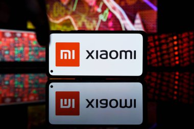 Paris, Fransa - 28 Mart 2023: Xiaomi şirket hisseleri borsada düştü. Xiaomi Şirketi mali kriz ve başarısızlık. 