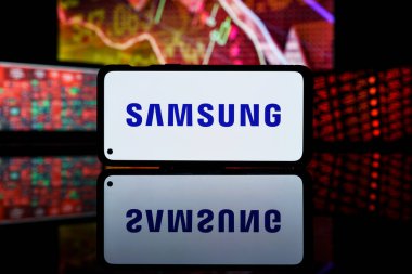 Paris, Fransa - 28 Mart 2023: Samsung şirket hisseleri borsada düştü. Samsung şirketinin mali krizi ve başarısızlığı. 