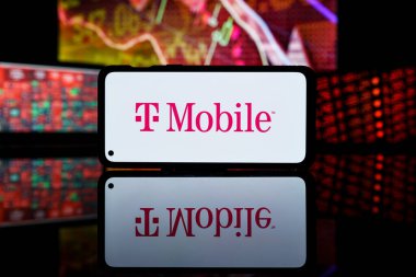 Paris, Fransa - 28 Mart 2023: T-Mobile şirket hisseleri borsada düştü. T-Mobile şirketinin mali krizi ve başarısızlığı. 