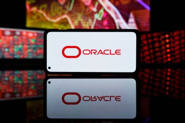 Paris, Fransa - 28 Mart 2023: Oracle şirket hisseleri borsada düştü. Kahin şirket finansal kriz ve başarısızlık. 