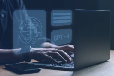 PC 'de GPT-4 ile çalışan adam. GPT 4 'ün yeni versiyonu. Al sohbet robotu. Yüksek kalite fotoğraf