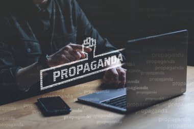 Propaganda görsel konsepti. Adam Propaganda metnini işaret ediyor. Yüksek kalite fotoğraf