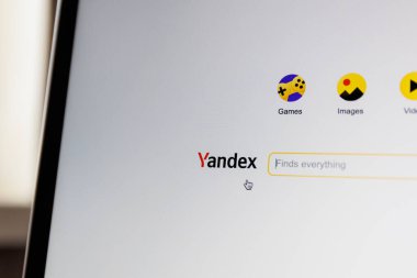 Kaunas, Litvanya - 12 Mart 2023: Yandex web sitesini PC ekranında kapatın. Yüksek kalite fotoğraf