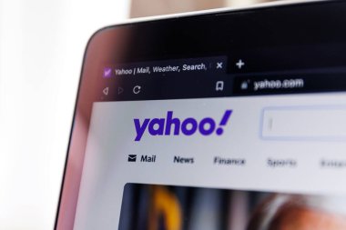 Kaunas, Litvanya - 12 Mart 2023: Yahoo web sitesinin ana sayfasını kapatın. Yüksek kalite fotoğraf