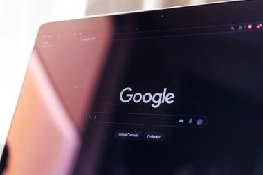 Kaunas, Litvanya - 12 Mart 2023: Google arama motoru web sitesi dizüstü bilgisayarda. Yüksek kalite fotoğraf