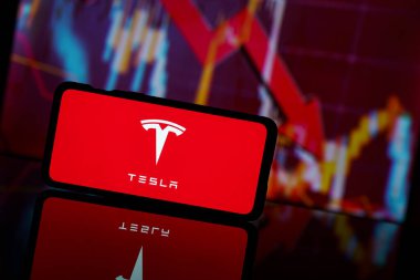 Paris, Fransa - 13 Mart 2023: Tesla şirket hisseleri borsaya düştü. Tesla şirketinin mali krizi ve başarısızlığı. Ekonomi çöküyor